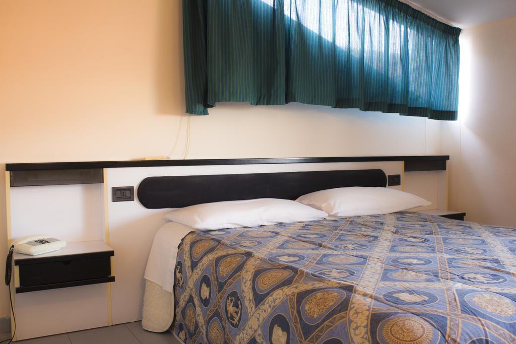 Hotel Falisco Fabrica di Roma Habitación foto